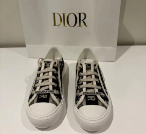 Dior Oblique svarta sneakers - Skriv för mer bilder, box och en annan påse medföljer eftersom jag ej har kvar denna❤️❤️❤️