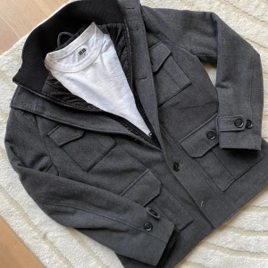 Fieldjacket - Snygg Fieldjacket/Rock, perfekt inför vintern!❄️| Storlek L men passar mig som bär M | Hör av dig vid fler frågor!🤠