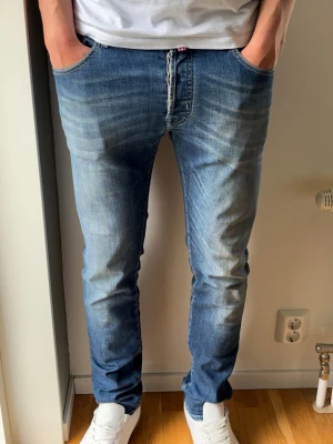 Selvedge Jacob Cohën (006/130) Limited Edition - Helt unika Jacob Cohen J688 LTD C lyxjeans. Sällsynt tvätt med oslagbara detaljer: hästhårspatch med silverlogo, specialfoder, selvedge lapp och innerfoder och unik snygg design. 6 av 130 i världen.  🧵 Jacob Cohen J688 Limited Edition 📏 Storlek W33. Slimstraight fit. Modellen på bilden är 189 cm.  🧩 Prem ium denim: 98% bomull / 2% elastan. 📐 Mått:  Midja: 43cm Längd: 107cm ✅ Skick: B grade. Väldigt fint skick.  Nypris ca 7 tusen ‼️Skickas snabbt‼️