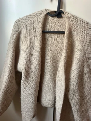 Beige stickad kofta - Mysig beige stickad kofta från Lindex, använder aldrig längre 