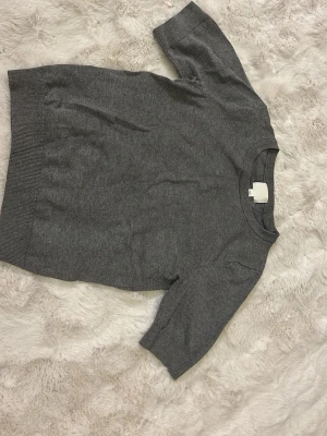 Grå kortärmad topp från H&M - Grå t-skirt från h&m jätte skönt, tyg passar till alla tillfällen 😚💕