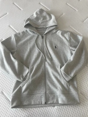 Polo zip-up - Reps. Passar bättre på folk som har storlek M. För mer information eller bilder så är det bara att skriva.