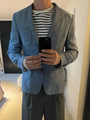 Ljusblå kavaj  - Tjena, säljer denna schyssta ljusblåa kavaj från reserved, som är perfekt nu inför studenter/ sommarlovet. Skick 8/10 använd men bra skick, nypris 1600kr, pris kan diskuteras vid snabb affär mvh Jonte är 187 och sitter rätt tight på mig :)