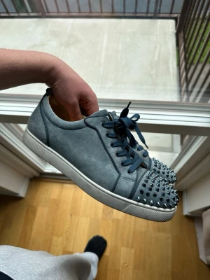 Christian Louboutin Washed Blue skor - Säljer nu mina Christian Louboutin skor i den slutproducerade och eftertraktade färgen washed blue! Riktigt bra cond, exakt som på bilderna, sueden är i prima form! Använda varsamt. Storlek 46 men kan passa 45 med, och väldigt svår storlek att få tag på - enda på hela marknaden! Inget og dessvärre! Skriv gärna vid frågor👌