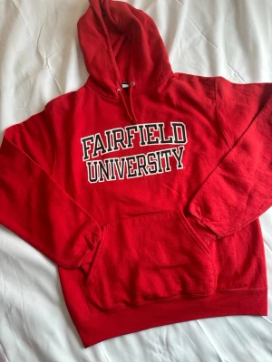 Champion Fairfield University Hoodie Red Oversized - Red Champion hoodie with Fairfield University print.  * Oversized fit * Super comfortable * Soft inside * Clean condition * Perfect everyday hoodie  Brand: Champion Size: M Color: Red  Great for casual/streetwear outfits. Feel free to message me for measurements or offers :)