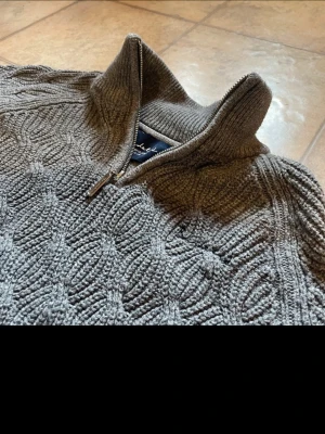 Bondelid Grå stickad halv zip  - Säljer en stickad half zip från Bondelid i storlek M. Nypris ligger på 800kr 