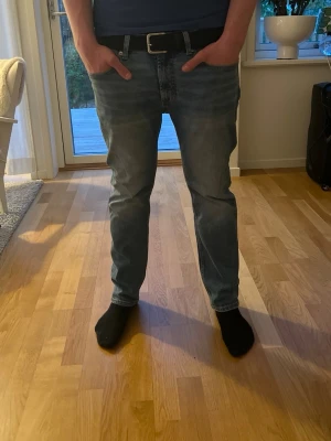 Ljus blåa silm fit jeans från Jack and Jones  - Säljer ett par blå jeans med rak passform och normal midja. Jeansen har fem fickor och bälteshällor, samt en snygg tvättad look. Säljer jeansen för att ja inte har något som passar till dom. Storleken är 32-30 och tveka inte på att diskutera pris!