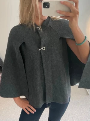 Poncho/ cape - Super fin poncho/ cape från Zara, endast använd två gånger
