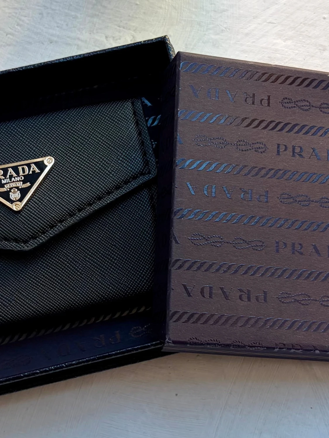 🖤 Prada-plånbok i klassisk kuvertmodell och saffianoläder - 1