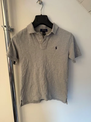Polo Ralph Lauren piké  - Tjabba! Säljer nu denna polo Ralph Lauren pikén i storlek M (barn!) Den är i ett bra skick, inga defekter! Om ni har några tankar eller funderingar så är det bara att höra av sig!😄