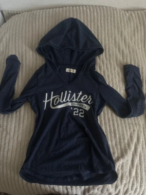 2000s vibe kofta❣️ - Jätte skön och fin hollister tröja❣️ använts ett fåtal gånger men ser oanvänd ut❣️