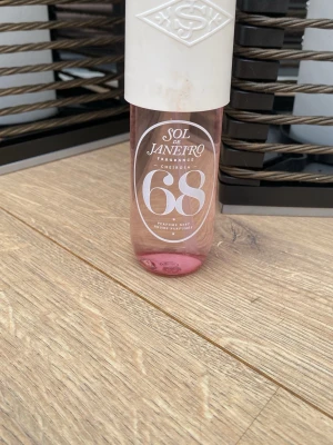 Sol de Janeiro Cheirosa 68 Parfymmist - Sol de Janeiro Cheirosa 68 är en parfymmist i en snygg rosa plastflaska med vit kork. Flaskan rymmer 90 ml och har en modern, stilren design med tydlig logga och siffran 68 på framsidan. Perfekt för dig som gillar fräscha och tropiska dofter.