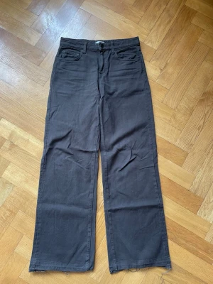 Bruna jeans  - Bruna jeans wide lågmidjade, har sprättat upp där nere men då de skulle sitta lite bättre på mig som är 170, men inget som syns när man har på sig dom 