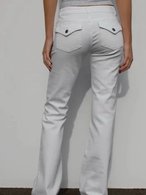 Lågmidjade vita bootcut jeans Subdued - Så fina och populära lågmidjade bootcut jeans från Subdued. Nypris: 793kr. Säljer då de tyvärr inte kommit till användning🩷I nyskick! Storlek S och skulle säga at längden passar 165-175, men om man är kortare kan man klippa/ sy upp!