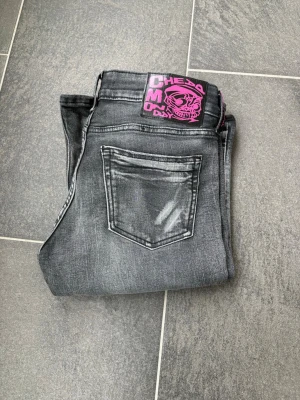 Grå jeans med tryck från Cheap Monday - Snygga grå jeans från Cheap Monday, ja är 171cm lång i passar mig perfekt i längden o i midjan, det är i storlek 28/34 ny pris är 399 mitt pris 300