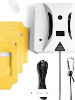 Fönsterputsrobot DITE med tillbehör - Elektrisk fönsterputsrobot från DITE i vit plast med svarta detaljer. Inkluderar gula mikrofiberdukar, strömkabel och säkerhetslina med karbinhake. Perfekt för smidig och automatisk rengöring av fönster.