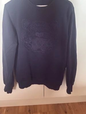 Mörkblå Kenzo sweatshirt med tiger - Snygg mörkblå sweatshirt från Kenzo.