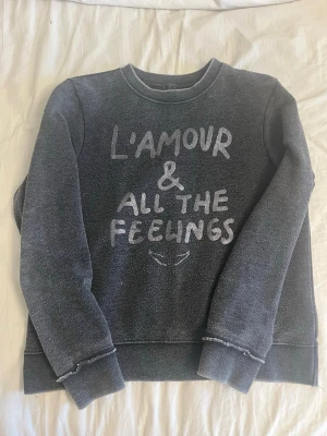 Mörkgrå sweatshirt med tryck från Zadigvoltaire - Super snygg tröja från Zadig Voltaire med glittrigt tryck. Knappt använd, lite nopprig.