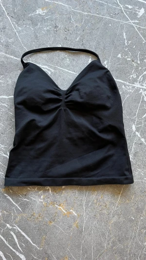 Svart linnetopp från DFYNE - Snyggt svart sportlinne från DFYNE i färgen Midnight black. Impact Longline Strappy Top. Storlek M, helt oanvänt.