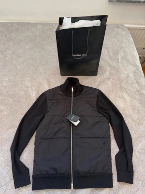 Massimo dutti cardigan - Hej! Säljer en Massimo dutti cardigan jacka i nyskick 10/10 Storlek Medium, Box tags kvitto finns!!!!! Hör av er för mer info ///