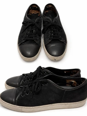 Marinblå lanvin cap toe sneakers - Dessa lanvin cap toe är en äldre modell av lanvins och är riktigt snygga. Skorna är slitna men modellen finns inte längre. Skorna är väldigt snygga och väldigt lätta att fräscha upp. Perfekta för sommaren!! Storlek 42