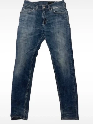 Blå slim fit jeans - Snygga blå slim fit jeans med klassisk femficksdesign och lätt slitna detaljer. Jeansen har normal midja och smala ben, perfekta för en trendig och avslappnad look. Tillverkade i denim med stretch för extra komfort.