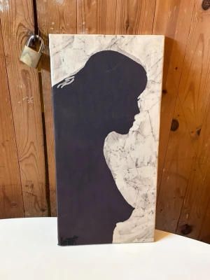 Tavla med siluettmotiv - Unik tavla med svart siluett av en person mot en ljus, marmorerad bakgrund. Rektangulär form och uppspänd på canvas. Perfekt som cool inredningsdetalj för att ge rummet en personlig touch.