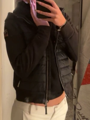 Parajumper jacka  - Knappt använd, de är som en hoddie i ärmarna och luvan och en väst resten. Nypris  runt 3749kr. Köpt på Sellpy för 1500kr🩷