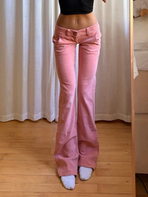 Lågmidjade jeans - Vintage rosa manchester byxor  midja: 37 innerbenslängd: 86 jag är ca 165cm! 