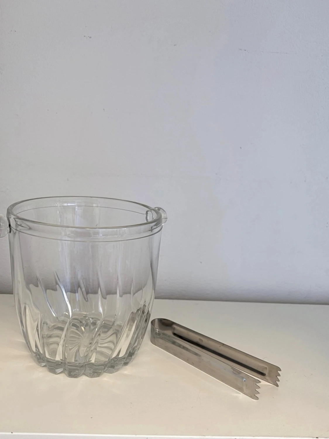 Isbehållare i glas med tång