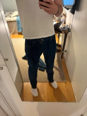 Jacob Cohen jeans - Säljer ett par mörkblå slim fit Jacob Cohen jeans i ett riktigt schysst tyg! Jeansen är av modellen 688 och har länge varit en favorit! Dom är sparsamt använda och har en riktigt skön look 🔥Modellen på bilden är 185 och väger 66 kg 🙌