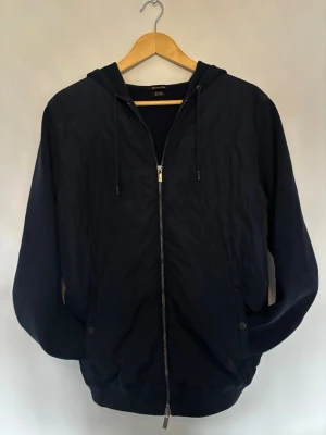 Massimo dutti cardigan - Mörkblå cardigan från Massimo dutti, storlek XL men är mindre, passar M/L (närmare M)