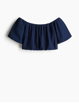 Mörkblå offshoulder topp - Trendig mörkblå offshoulder topp med korta ärmar och lätt rynkad struktur. Tillverkad i ett mjukt, syntetiskt material som ger en skön känsla och snygg passform. Perfekt för dig som vill ha en stilren och modern look. Storlek XXS men passar mig som brukar ha allt från XXS-S! Den är väldigt stretchig så passar större storlekar. Använd 1 gång
