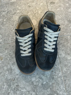 Maison margiela gats  - Maison Margiela sneakers. Gott skick. Kommer med box! Hör av er om nån har frågor eller vill ha fler bilder! Skorna är äkta. Kvitto finns också. Priset är ej hugget i sten 🪨 