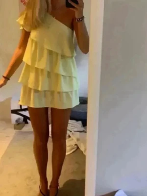 Zara gul volang klänning!! 💛🌟 - INTRESSEKOLL!!!!    SUPER EFTERTRAKTAD KLÄNNING IFRÅN ZARA!!! Tillverkad inte längre, och väldigt eftertraktad! I superfint skick och perfekt nu inför sommaren. ❤️ buda gärna😘 storlek S 🩵