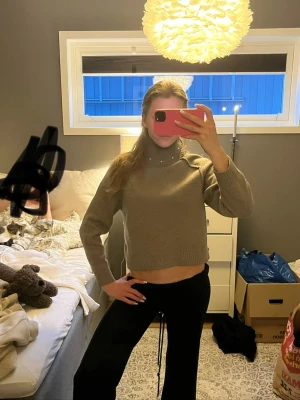Brun stickad polotröja - Säljer en brun stickad polotröja från hm då den är för liten för mig💕 