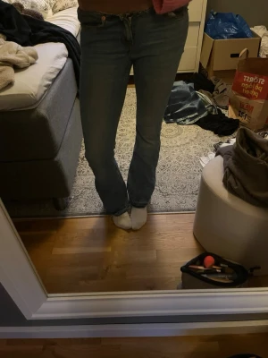 Ljusblå bootcut jeans med låg midja - Säljer ett par ljusblå bootcut jeans från lager 157 som jag klippt bor midjan på. Jag har även sprättat upp dem nertill då dem var lite förkorta