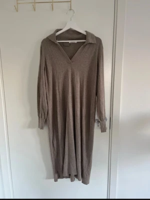 Brun/grå/beige stickad långklänning i storlek M - Brun/grå/beige stickad långklänning i storlek M från indiska.
