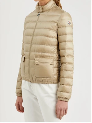 Beige dunjacka från Moncler - Jag säljer nu min fina moncler dunjacka då den inte kommer till samma användning längre. Den har Inga defekter och känns som ny! Pris kan diskuteras💕💕