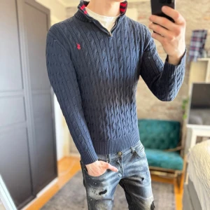 Ralph lauren kabelstickad tröja - Mycket bra skick, inga defekter! Passar dig som är mellan 170-180cm ungefär. XL junior- motvsarar S. Modellen är 185 cm, 75kg. Sänkta priser på köp av fler varor! Skriv för mer information🤝