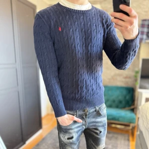 Ralph lauren kabelstickad tröja - Bra skick, urtvättad men annars fint skick! Passar dig som är mellan 170-180cm ungefär. XL junior motsvarar S. Modellen är 185 cm, 75kg. Sänkta priser på köp av fler varor! Skriv för mer information🤝