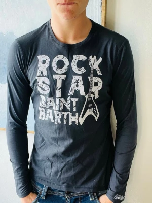 Saint Barth  långärmad t shirt  - Saint Barth långärmad t shirt! Modellen på bilden är 190 och väger 85. Vid köp av fler erbjuder jag alltid rabatt😊