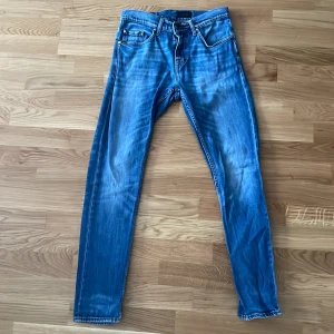 Tiger of Sweden Pistolerio - Snygga blå jeans från tiger of Sweden. Storlek 27/30. Skick 8/10 eftersom att det är 2 små mini hål vid bakfickan som inte syns när dem används. Färg: blå. Pris: 249kr men kan diskuteras. Model: pistoleiro. Dm för frågor eller funderingar 😃