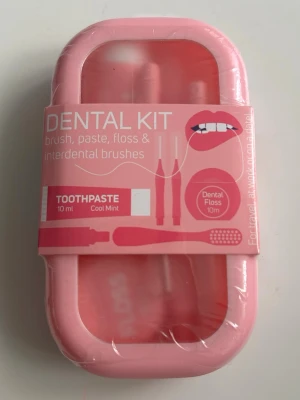 Rosa dental kit  - Praktiskt rosa dental kit i plast med tandborste, tandkräm (cool mint, 10 ml), tandtråd (10 m) och mellanrumsborstar. Perfekt att ha med på resan eller i väskan. Allt kommer i ett smidigt fodral. Helt ny och i förpackning, säljes då jag köpte dubbla. 