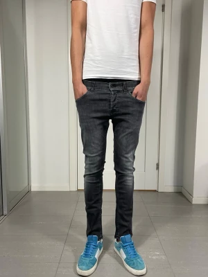 Dondup Jeans  - Säljer nu dessa grå/svarta Dondup jeans, mått: ca 36 cm midja o 95 cm längd. skriv för fler bilder/frågor🙌🏼