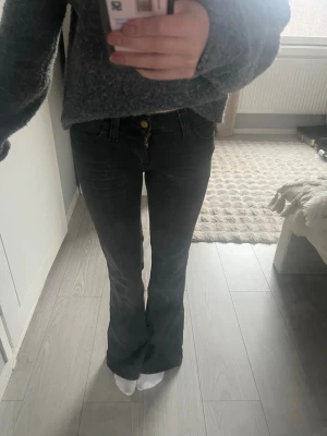 Svarta bootcut jeans från weekday - Snygga svarta bootcut jeans från weekday i storlek 25/30. Säljer då dom inte kommer till användning 