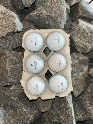 Vita golfbollar från Titleist PROV1/PROV1X - Sex stycken vita golfbollar från Titleist, modell Pro v1 och Prov1x. Bästa bollen som finns att köpa. Perfekta för dig som vill ha kvalitetsbollar till golfbanan./// Har fler så skriv om du vill köpa tex 8-pack eller 12-pack . Skriv för fler bilder eller frågor.