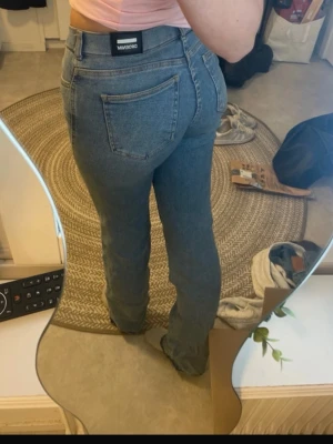Blå raka jeans från Dr Denim - Säljer ett par blå jeans från Dr Denim med rak passform. Jeansen är väldigt mjuka och bekväma. Nypriset är 700kr