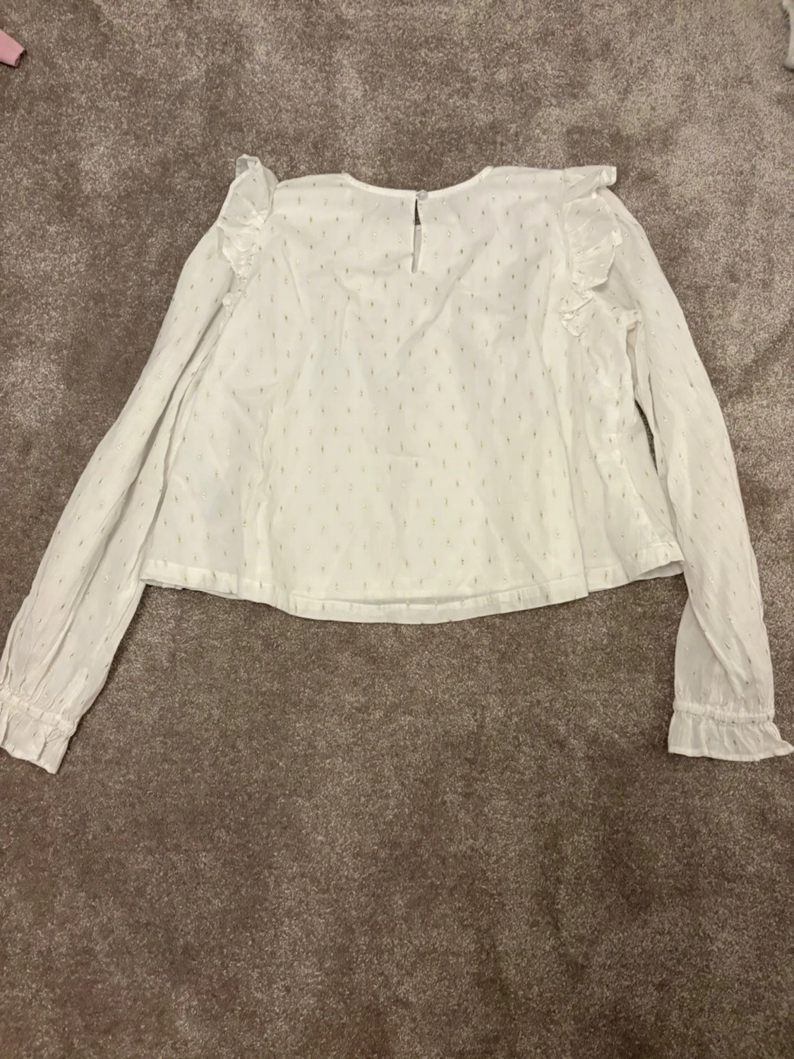Vit blus med volangdetaljer - 1