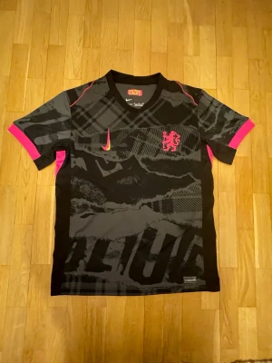 Nike Chealse fotbolls tröja  - De här är en ny chealse fotbolls tröja med storlek s